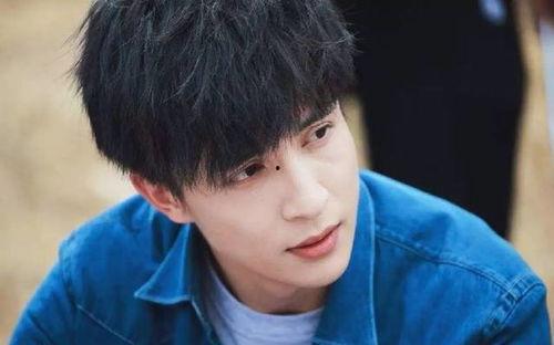 薛之谦吃佛手瓜视频,趣味互动引网友热议