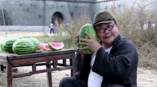 小伙吃瓜给钱视频大全,小伙吃瓜给钱视频大全趣味盘点