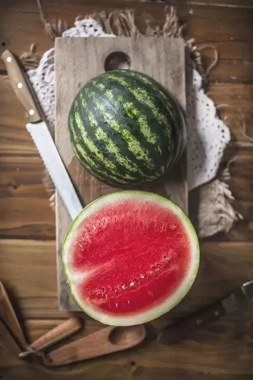 小编吃冰瓜视频,跟随小编一起畅享冰瓜美味时光