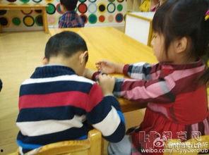 小男孩吃角瓜的视频,萌态十足引网友热议